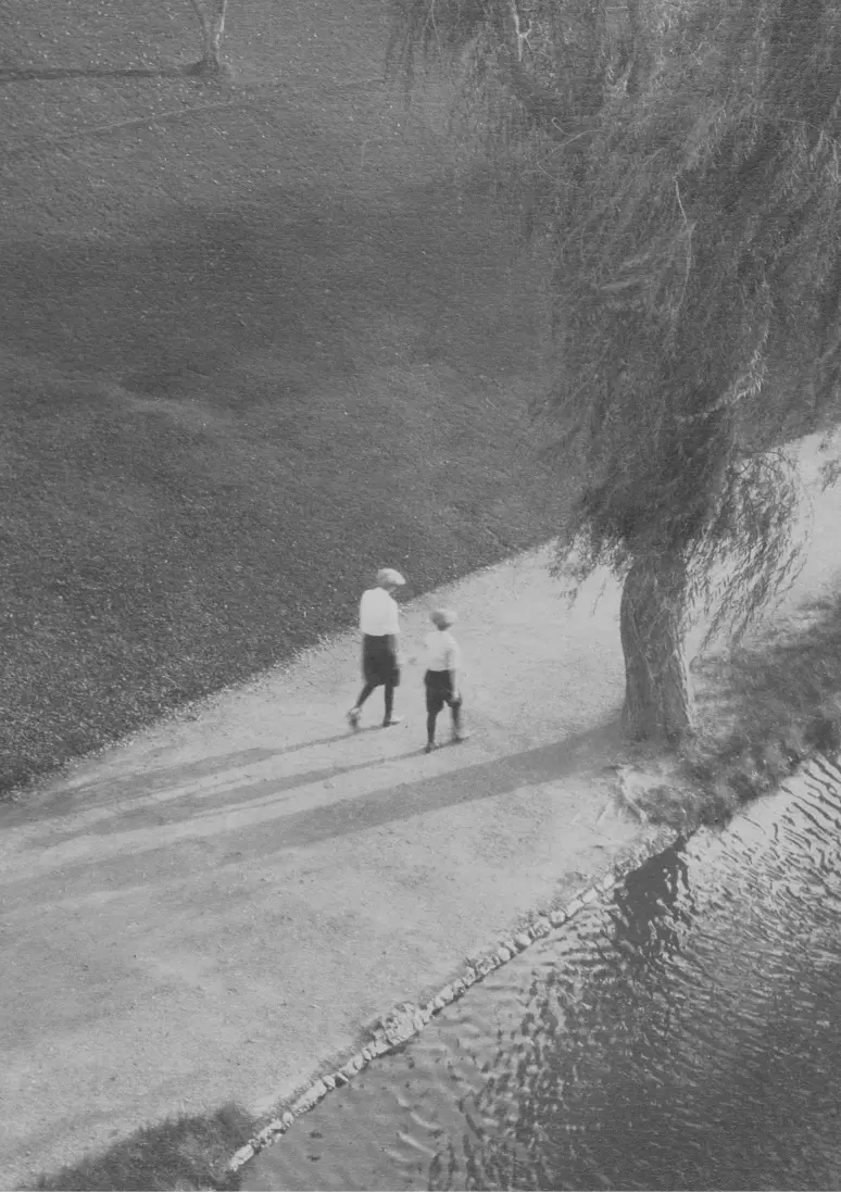 遠くから女性と子供に焦点を当てたモノクロ写真。